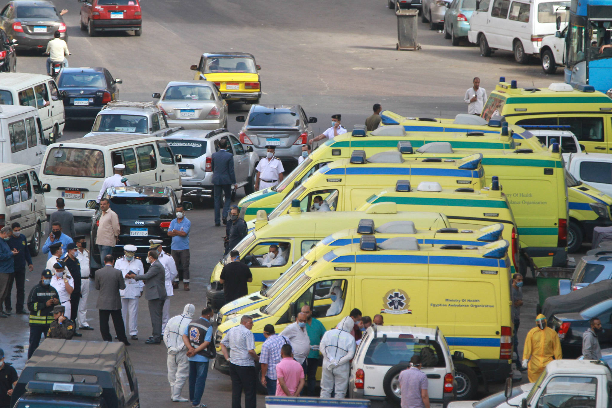 6月29日,在埃及亚历山大市,多辆救护车在火灾现场附近待命.