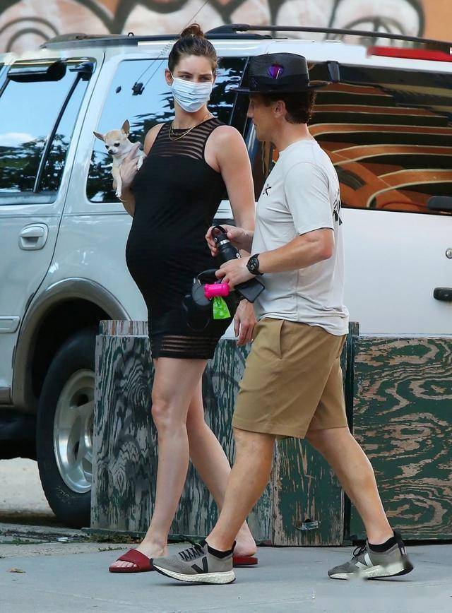 希拉里罗达hilaryrhoda穿着时尚的黑色紧身裙在纽约