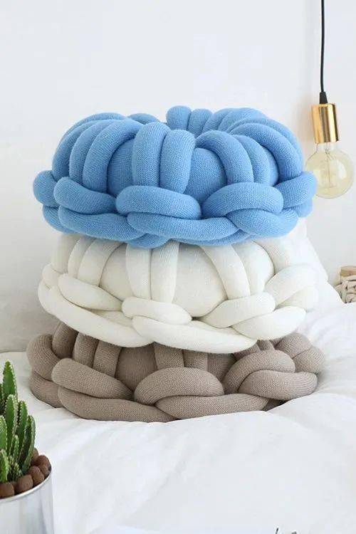 旧衣服剪了布条塞上了棉再也不用花钱买抱枕