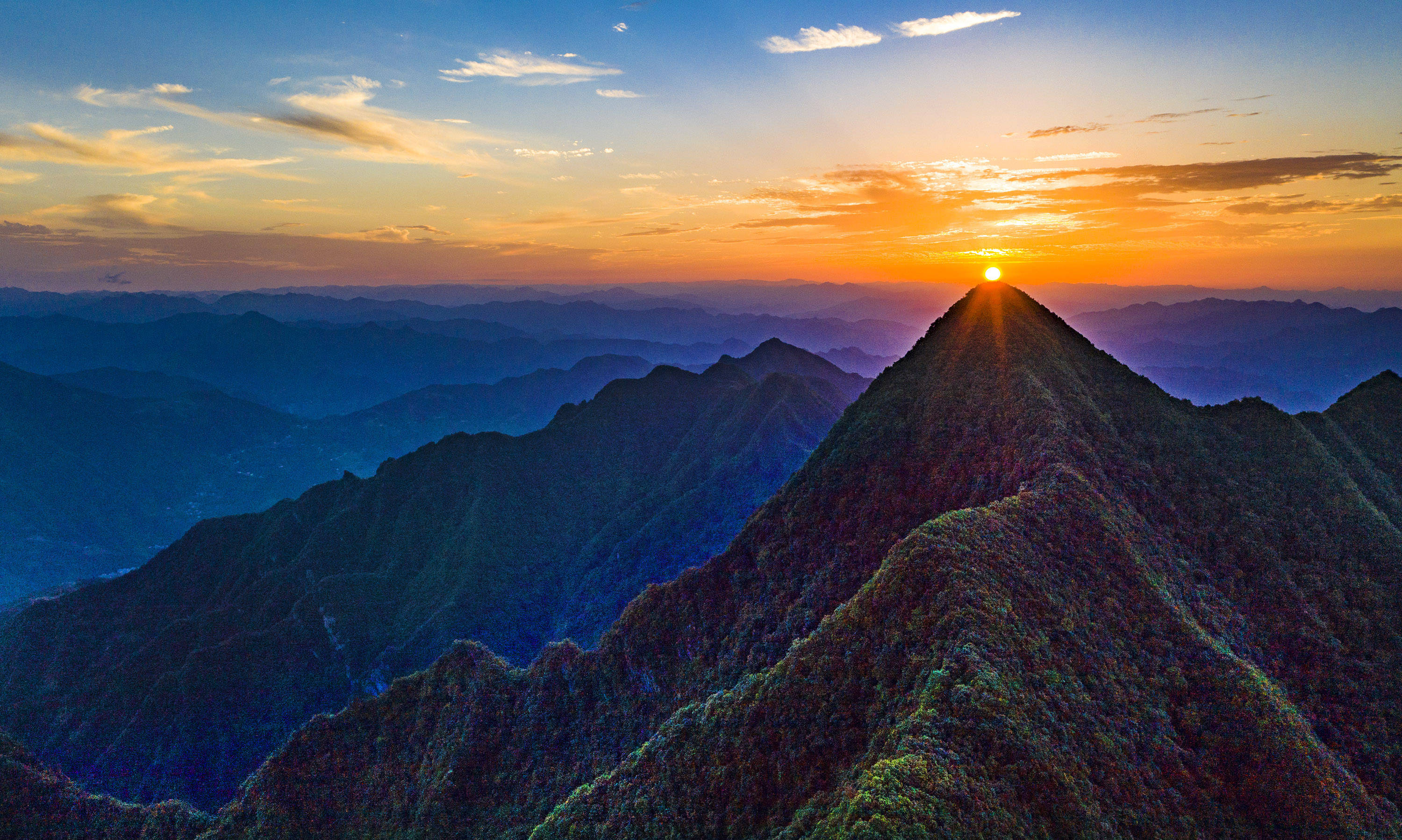 空中俯瞰全胜寨中的平安寨曾经的防御工事和石砌房屋