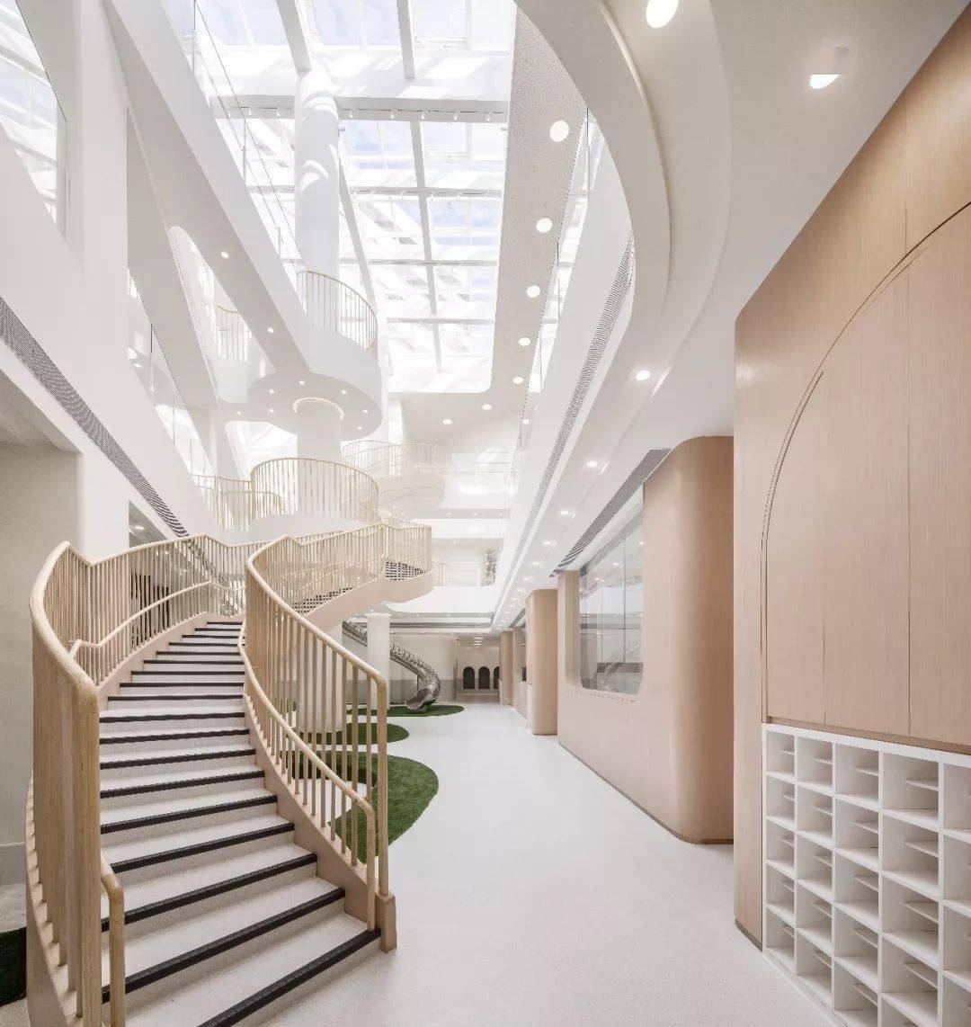 ▼ 入口的旋转楼梯