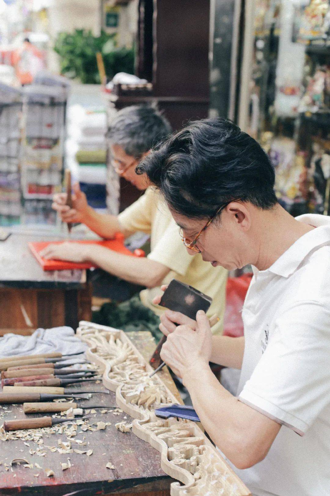 这些老师傅,毫不吝啬地向我们分享工艺的发展过程和心得,令我们反思了