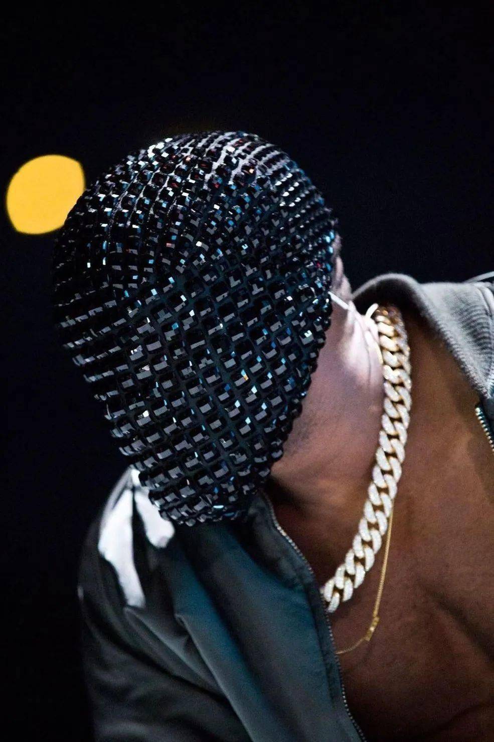 的 mv 中,kanye 以特效的方式不断解构又重铸了这一面具形象,伴随着