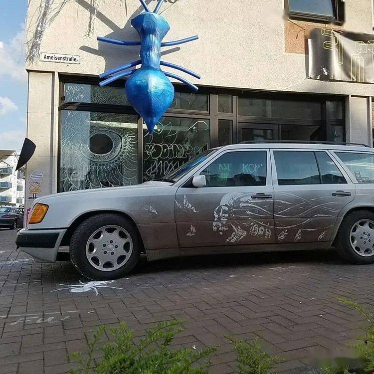 创意无限俄艺术家街头脏车上的妙手作尘画