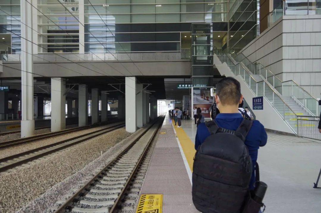 g7541从远处驶来,这是站点的首班车,也是萧山的首班车.