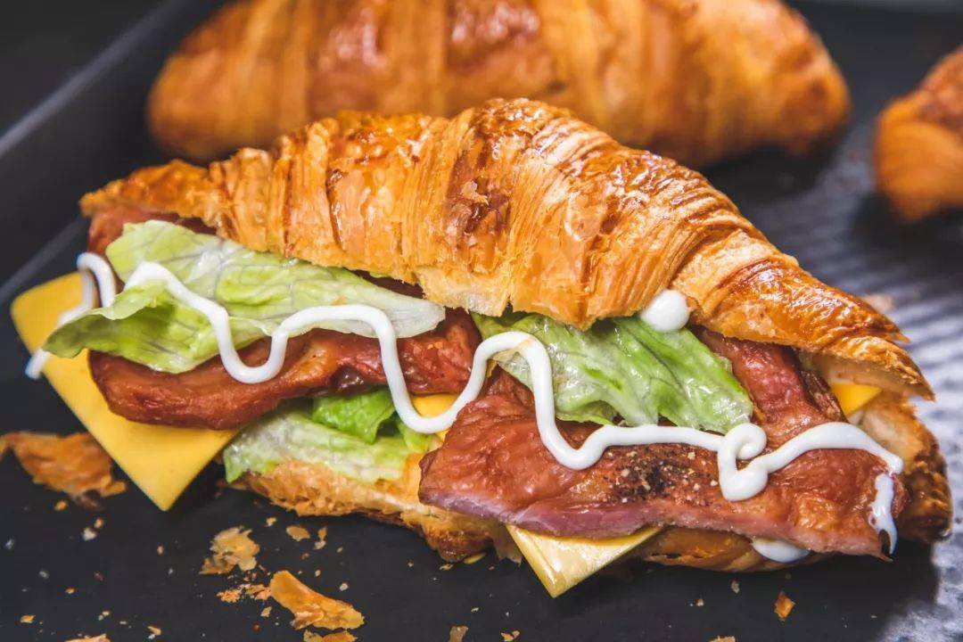 好的牛肉汉堡牛角包绝对是惠州妹加班的最爱汉堡牛角包杏仁控的朋友们