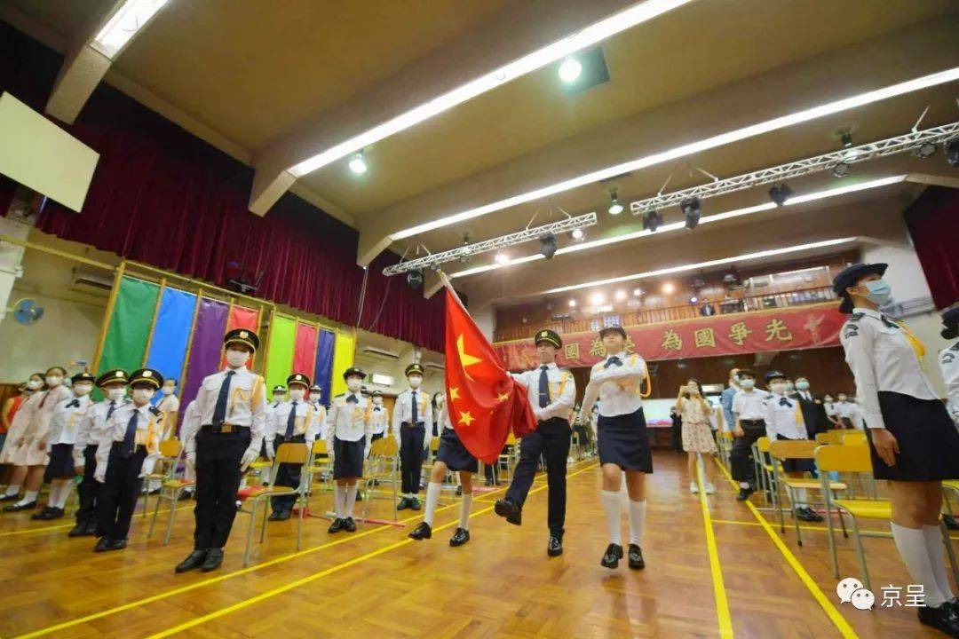 上午11点,距离维多利亚港几十公里外的教联会黄楚标中学,香港升旗总队