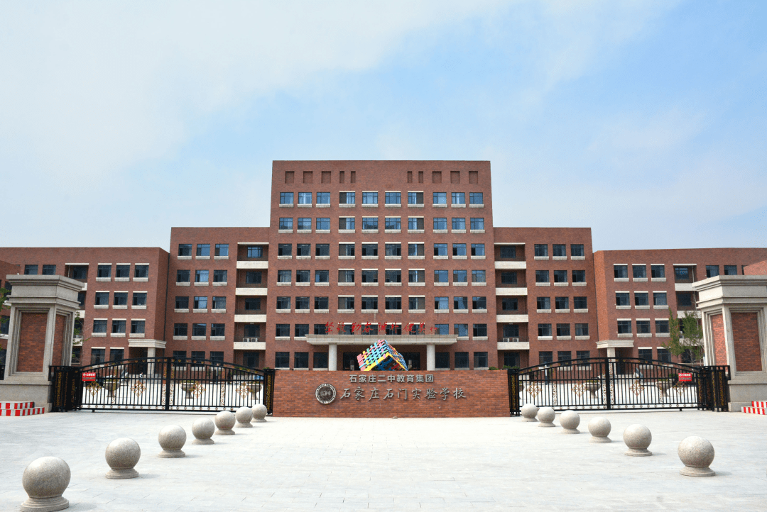 你看到的就是石家庄石门实验学校,坐落于石家庄市栾城区栾武路3号.