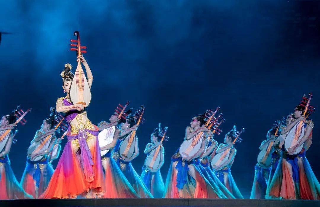 一曲琵琶梦大唐,城墙君还捕捉了一位弹琵琶的"宝藏姐姐"_舞蹈