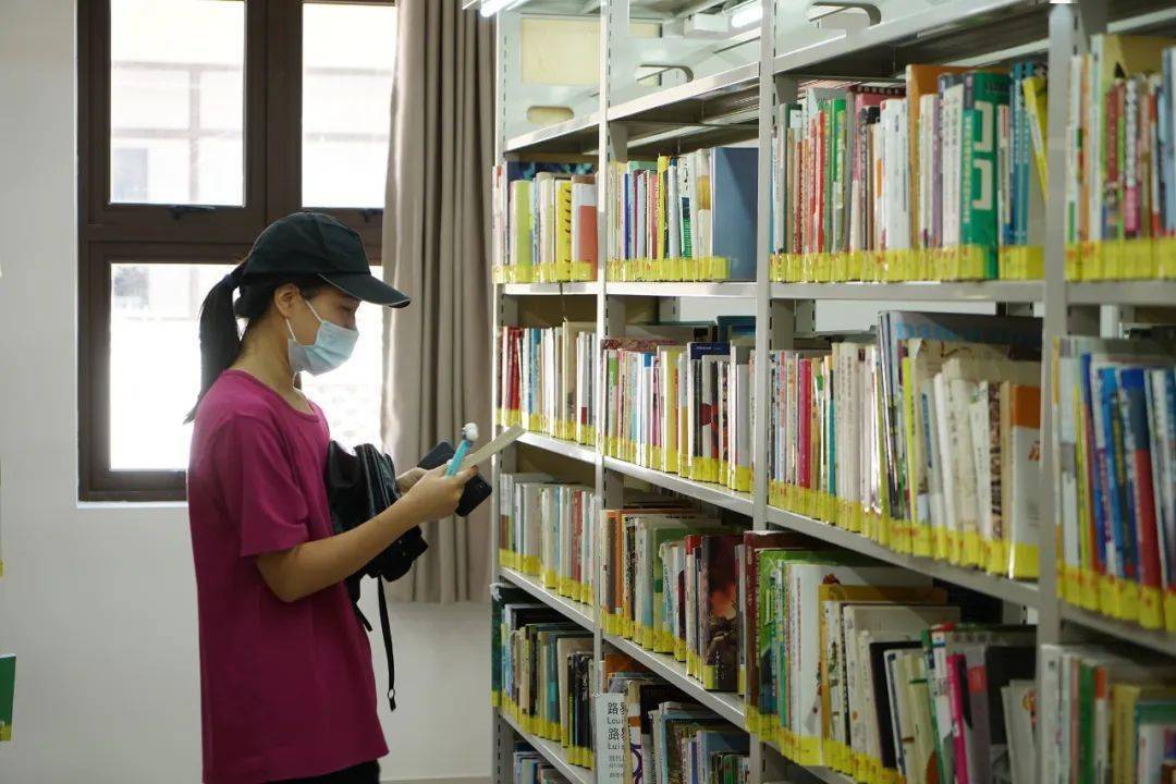 在这里,你不用担心被打扰,只管沉浸在知识的海洋,走进图书馆,感受书籍