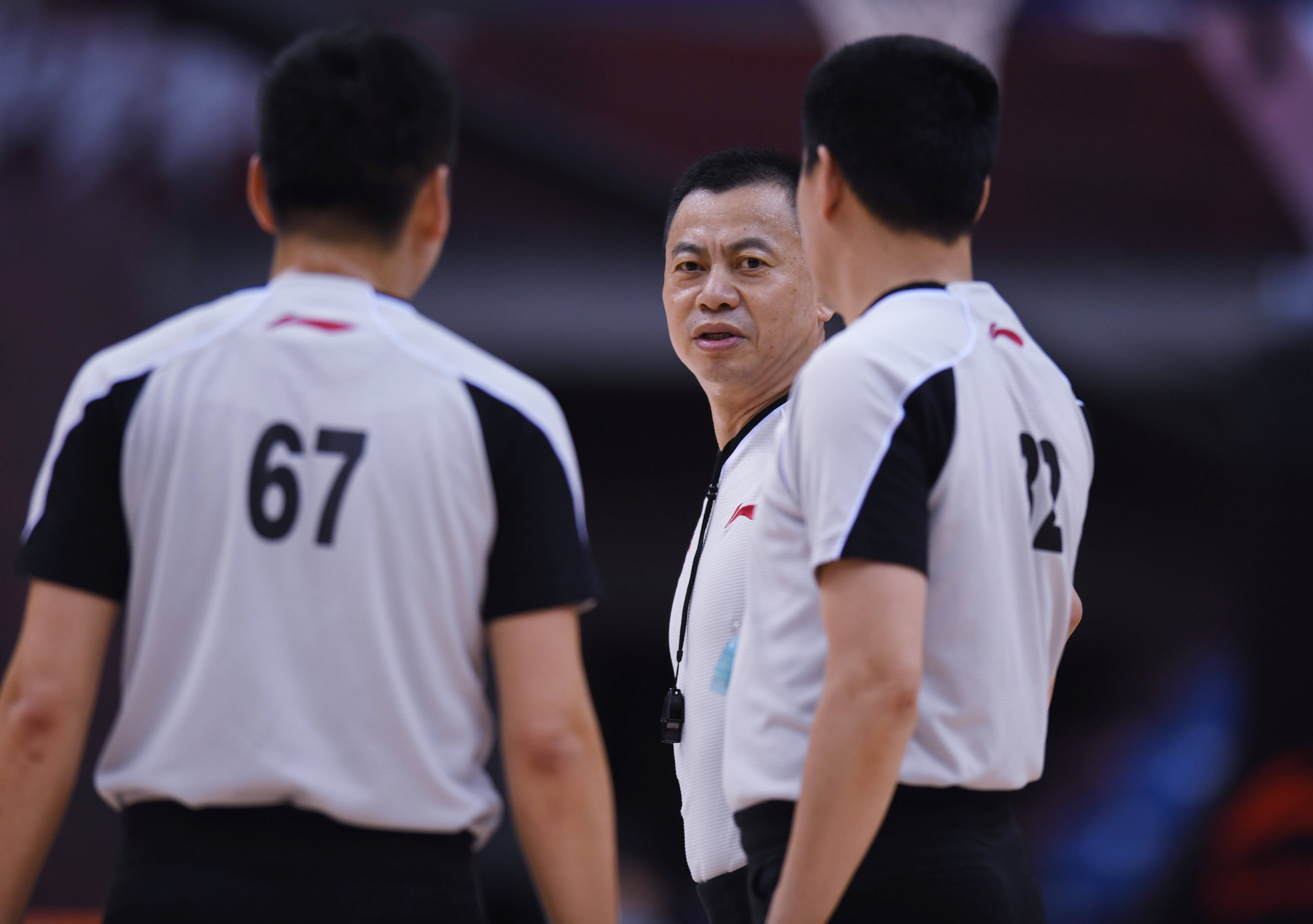 新华社照片,青岛,2020年7月3日7月3日,主裁判汪梅(中)在比赛中与两名