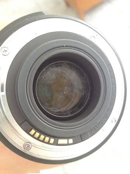 ①相机:cmos/ccd感光元件,反光板,取景器②镜头:镜头中的