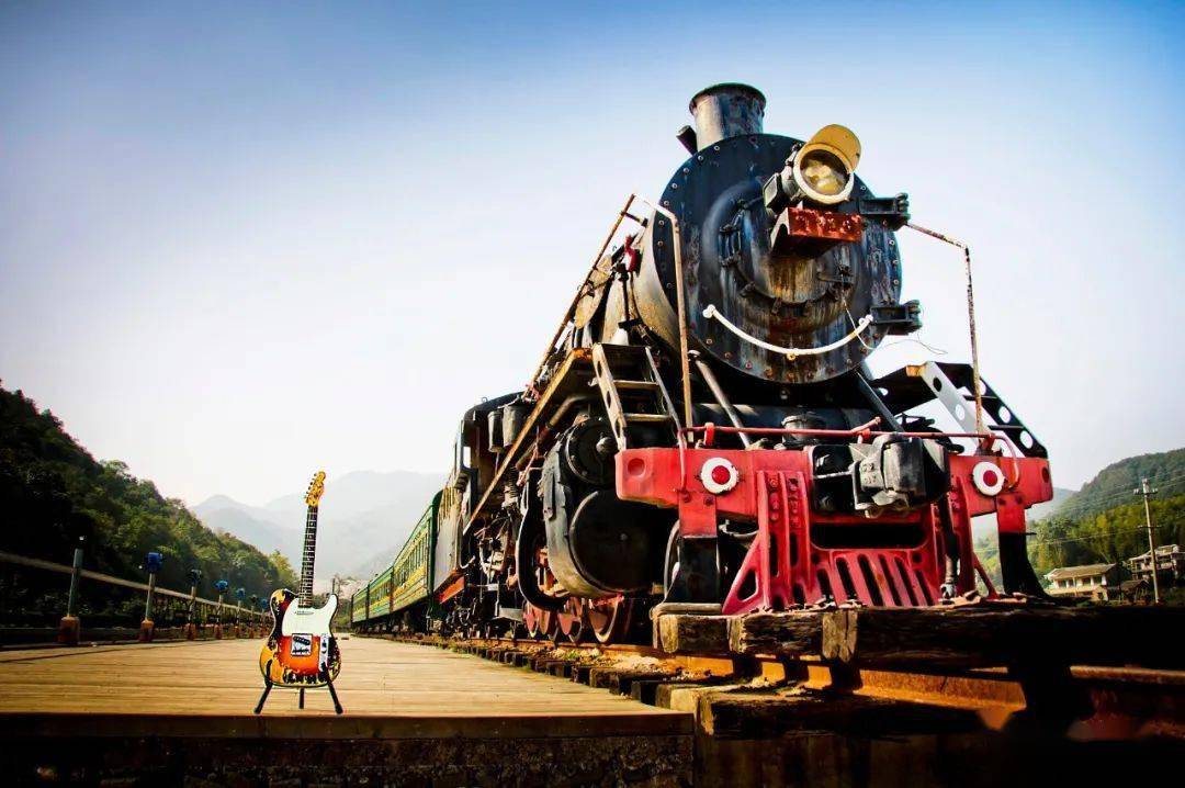 火车它述说着昔日的荣耀与辉煌是南洞艺谷的标志性景点这列来自嘉峪关