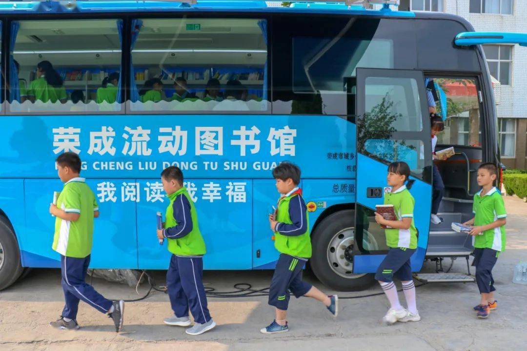 此次流动图书大巴车主要是为解决偏远农村学校的孩子不方便到市图书馆