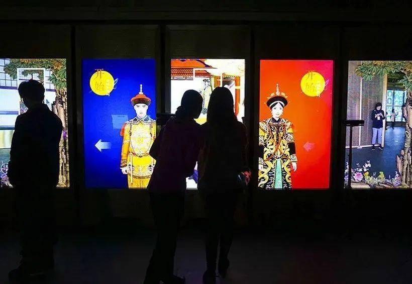 可触摸屏等,观众可以走进虚拟世界中的故宫当下流行的ar试装项目,故宫