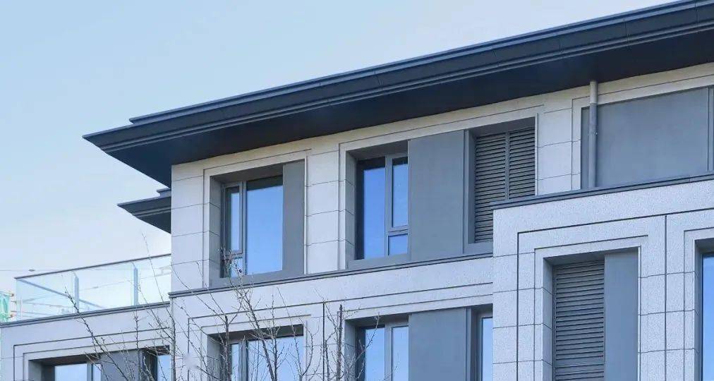 而立面上其余的大面积部位,诸如山墙面,窗间墙,层间窗槛墙等,则采用同