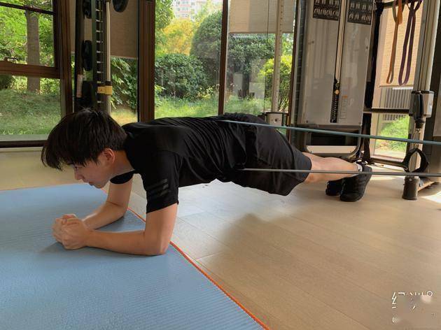 彭昱畅绿洲解锁健身新pose 笑称怕弹力带突然崩开