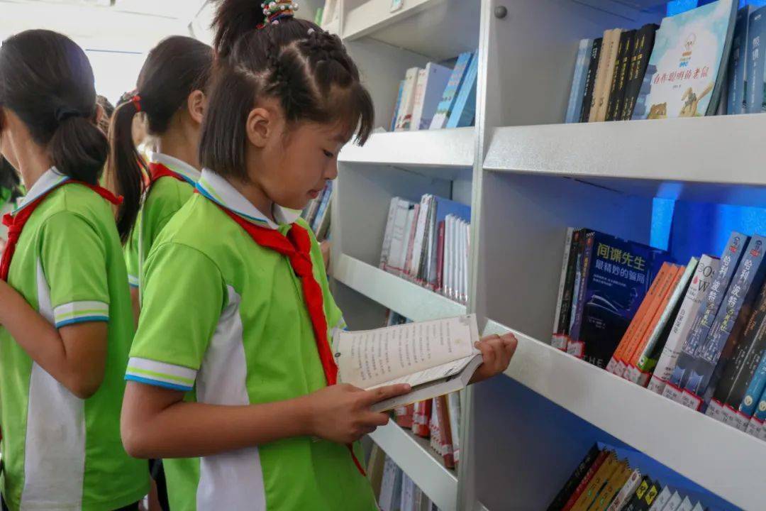 此次流动图书大巴车主要是为解决偏远农村学校的孩子不方便到市图书馆