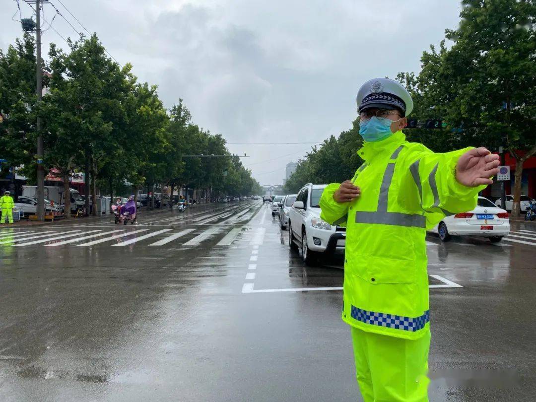 莘縣最美交警大雨中執勤保通暢暖人心