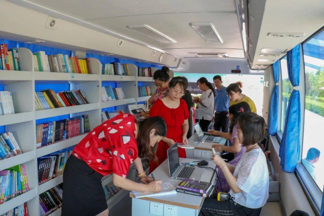 此次流动图书大巴车主要是为解决偏远农村学校的孩子不方便到市图书馆