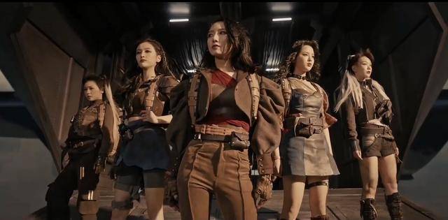 除了一开始的吴京代言,如今还有火箭少女助唱,和平精英还与愤怒的小鸟