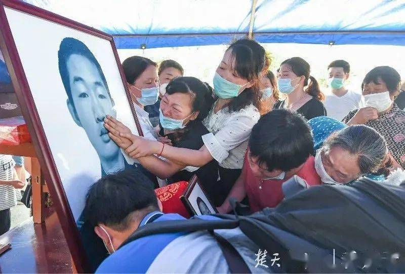 英雄关腾飞"回家",数千人含泪送别.