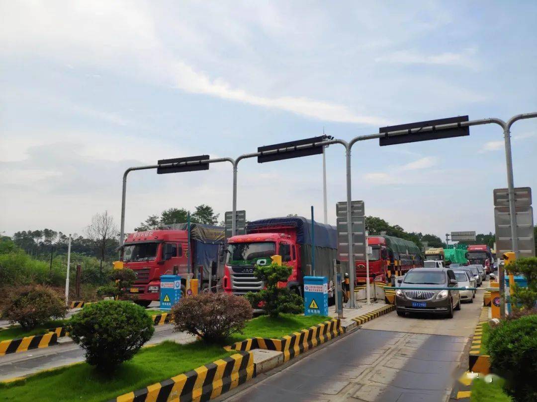 宁都收费站排长龙,建议广大车主前往宁都西收费站上下高速._车辆