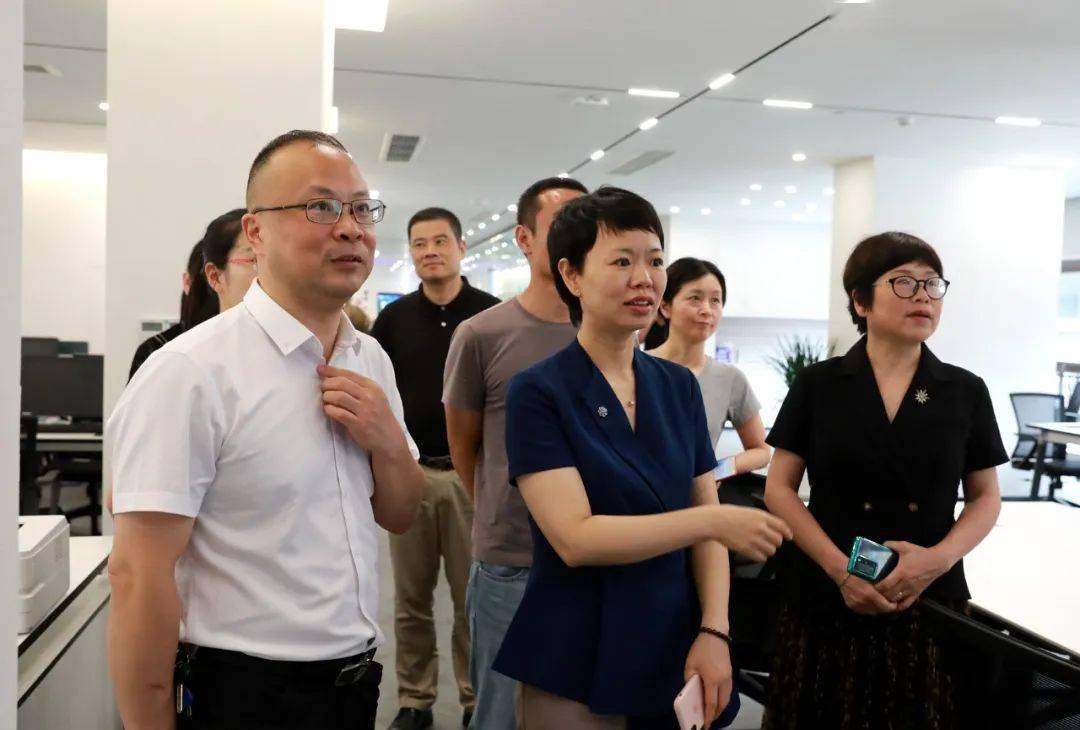 调研中,沈素芹对龙港市深化"最多跑一次"改革,推