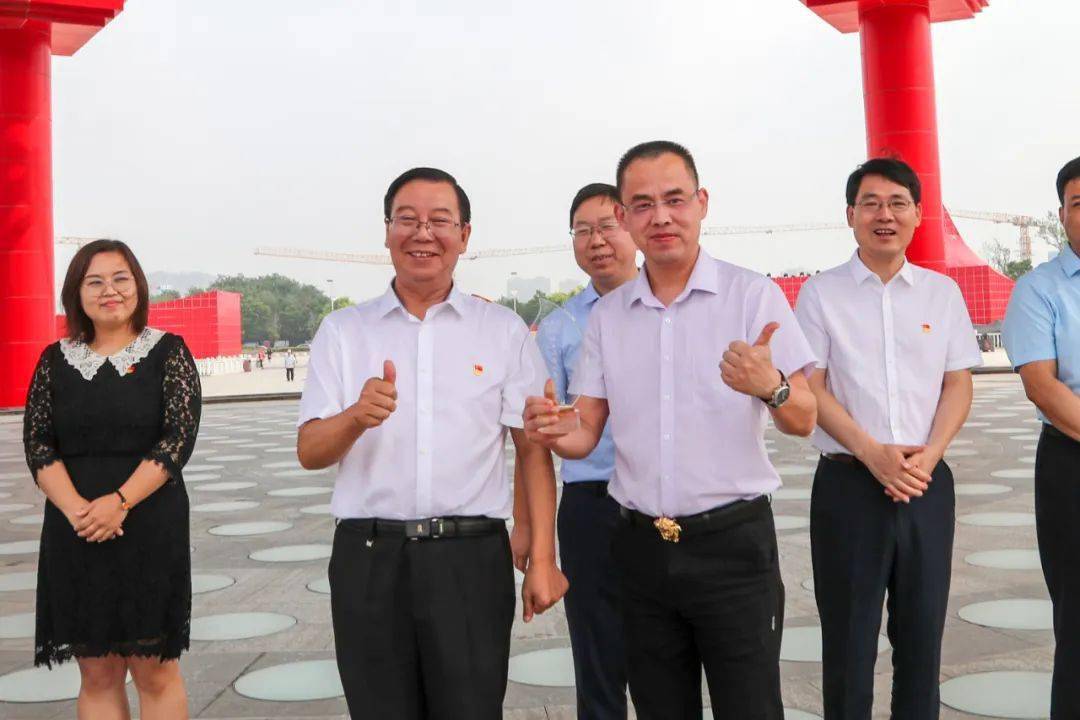 活动期间,市文明办领导高斌为1007团队颁发""优秀志愿服务组织"牌匾并