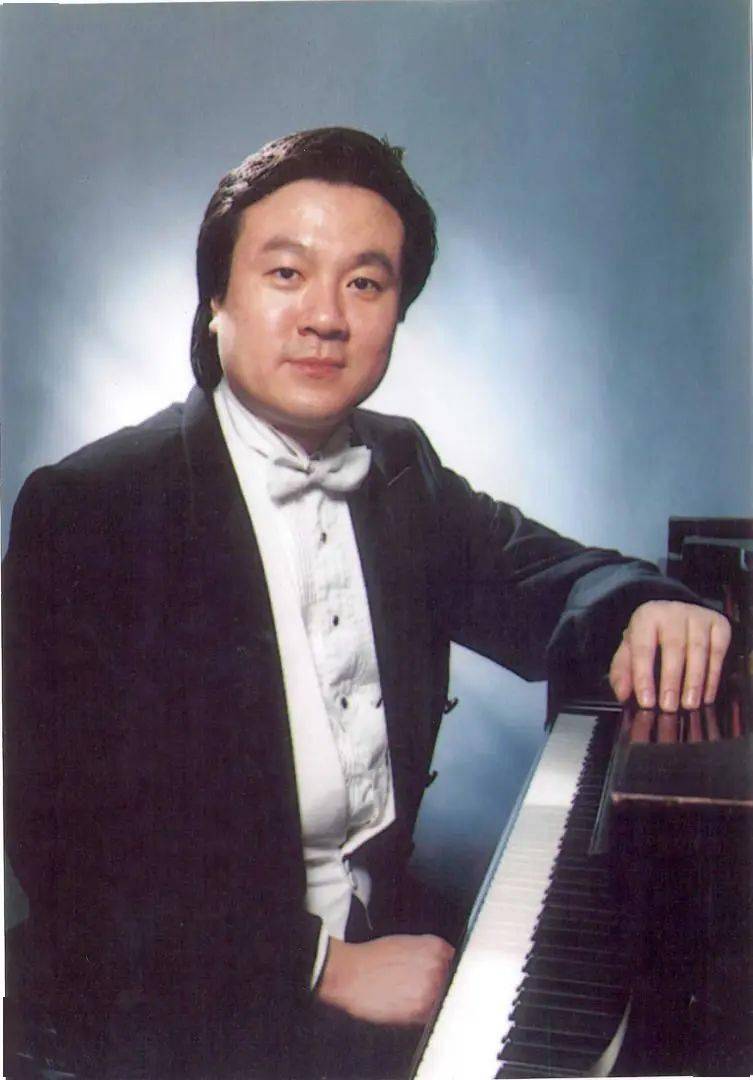 广州市音协钢琴委员会会长,广东省钢琴学会副会长冼劲松钢琴演奏家