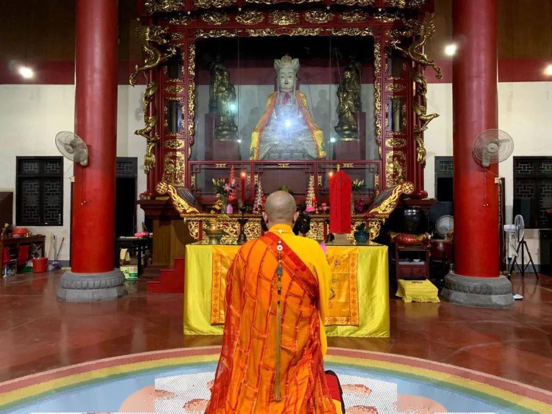 跪诵八十八佛忏悔文开封法师拈香礼佛法会中,宏觉寺常住法师领众如法