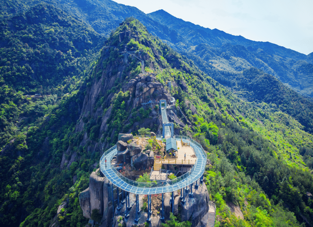 玻璃桥如今已是屡见不鲜,但是360度环绕的玻璃栈道却少之又少.