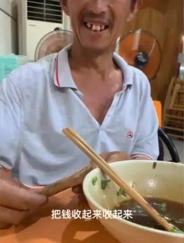 了解情况后,刘师傅决定载大爷一程,他先带大爷去了面馆,本想请大爷吃