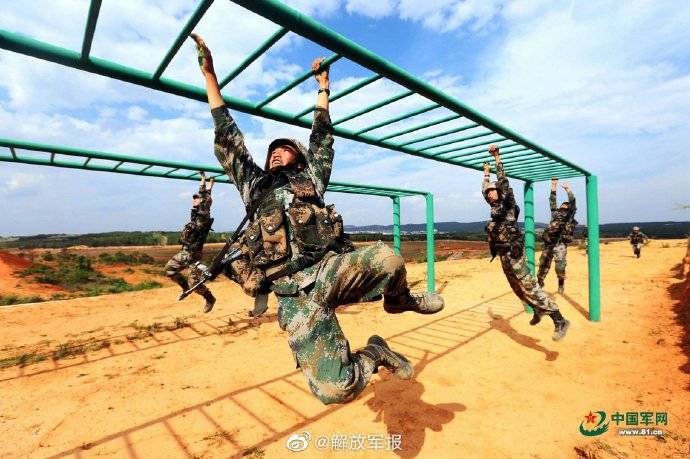 战酷暑,斗高温,这是属于战士们的日常训练
