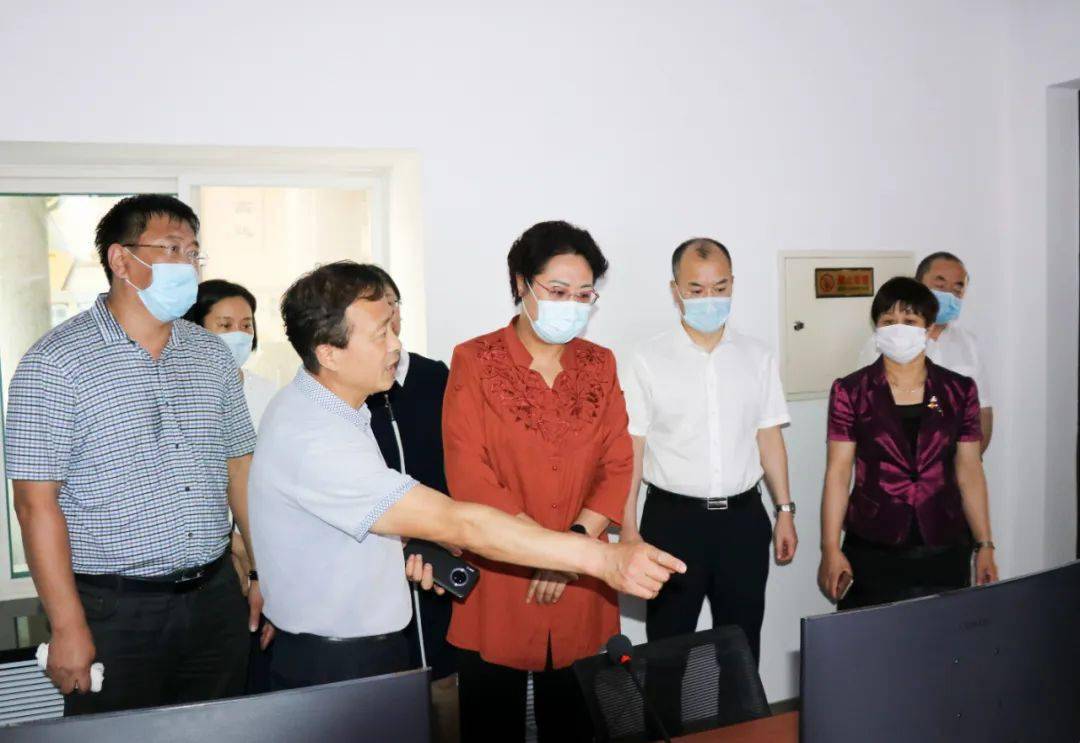 张淑萍一行先后到市第二中学,市第一中学和市招考办,实地查看电子监控