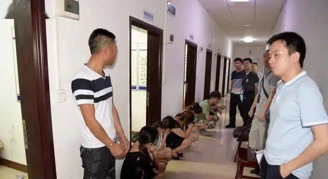 抓捕画面曝光9名男女当场被抓梅州某休闲会所涉黄被查