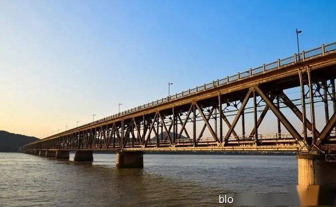 (钱塘江大桥)问自己,几十年来,跨过的哪一座铁路,公路两用桥次数最多
