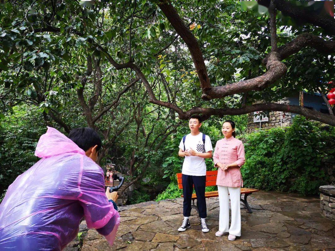 王海涛(左), 张晓旭(右)搭档直播
