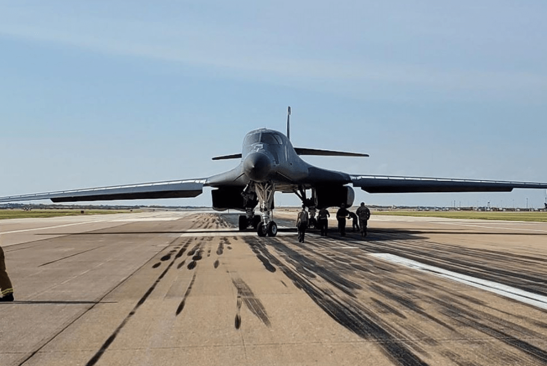 美空军b-1b轰炸机因故障紧急降落 刹车起火两个轮胎爆胎