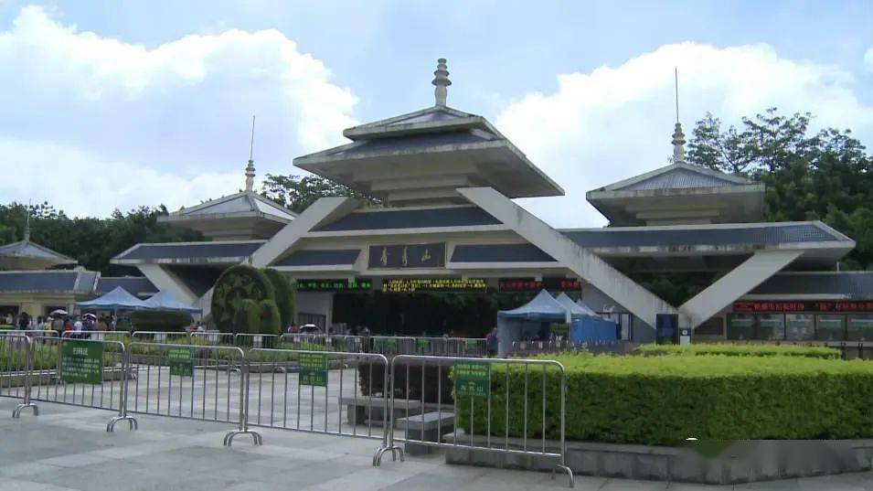 南寧aaaaa級景區青秀山 許多老年人都去散心跑步 因入園需要門票 普遍