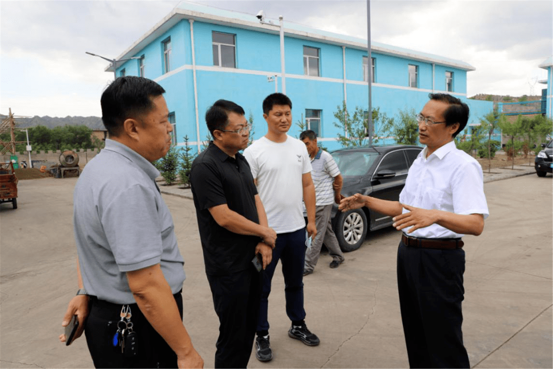 区委常委,常务副区长李智及各相关地区,部门单位负责人参加调研.