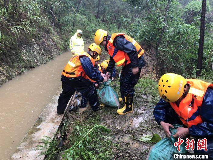 在罗田县骆驼坳镇燕儿谷景区,一条长约500多米,宽3米多的渠道被泥沙