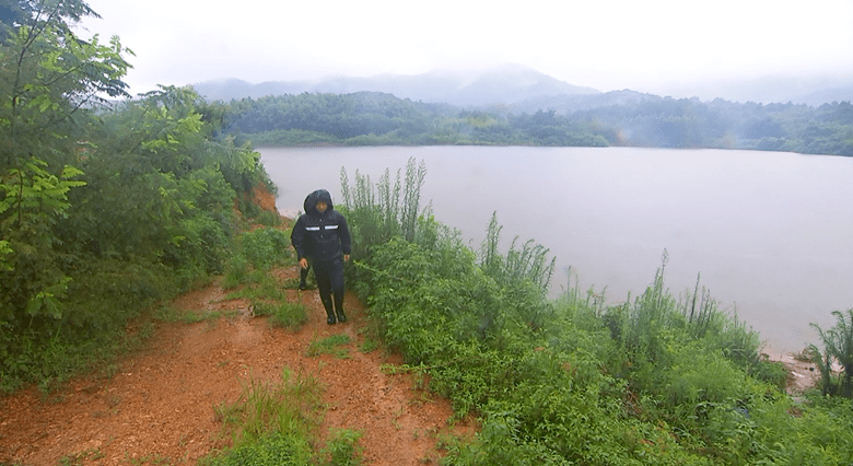 寧國受上游來水和持續降雨影響,寧國市港口灣水庫超過汛限水位,上午9