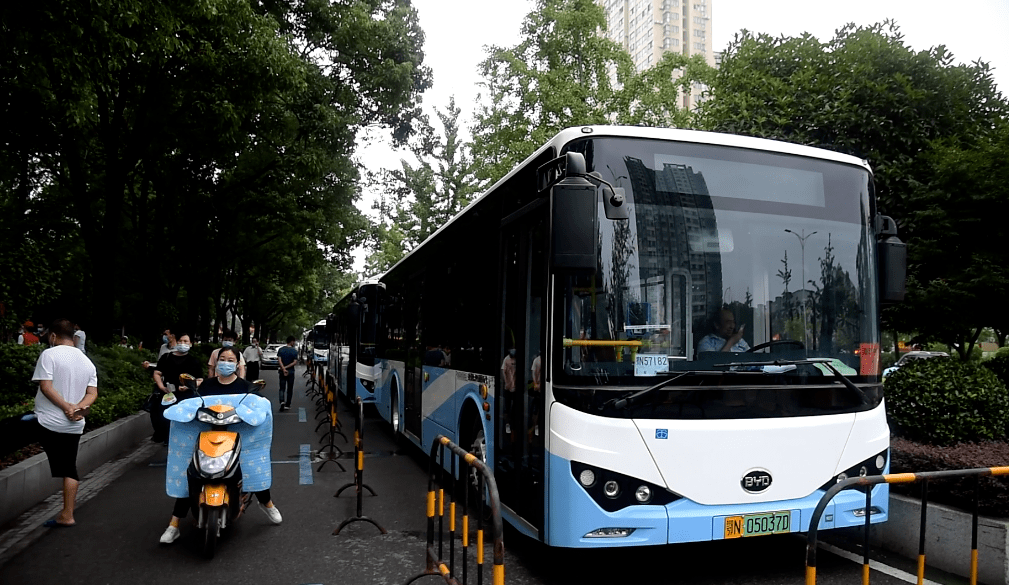 高考,不是一个人的战斗 志愿者,交警,出租车司机…… 他们都在为