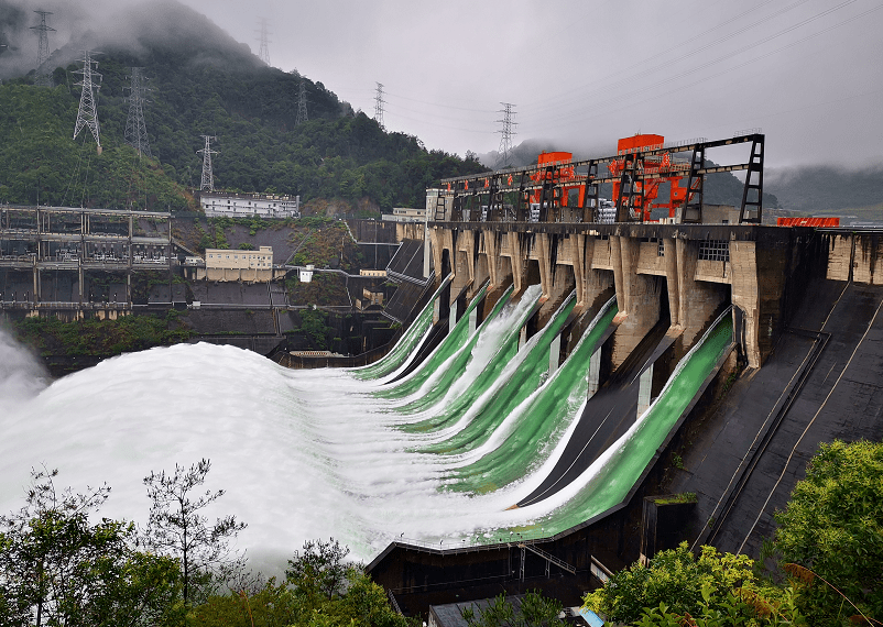 今天,在雨中坚守的他们真帅!