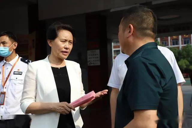杨淑萍一行先后前往信阳高中,浉河中学,平桥区一小,信阳市五中等地,对