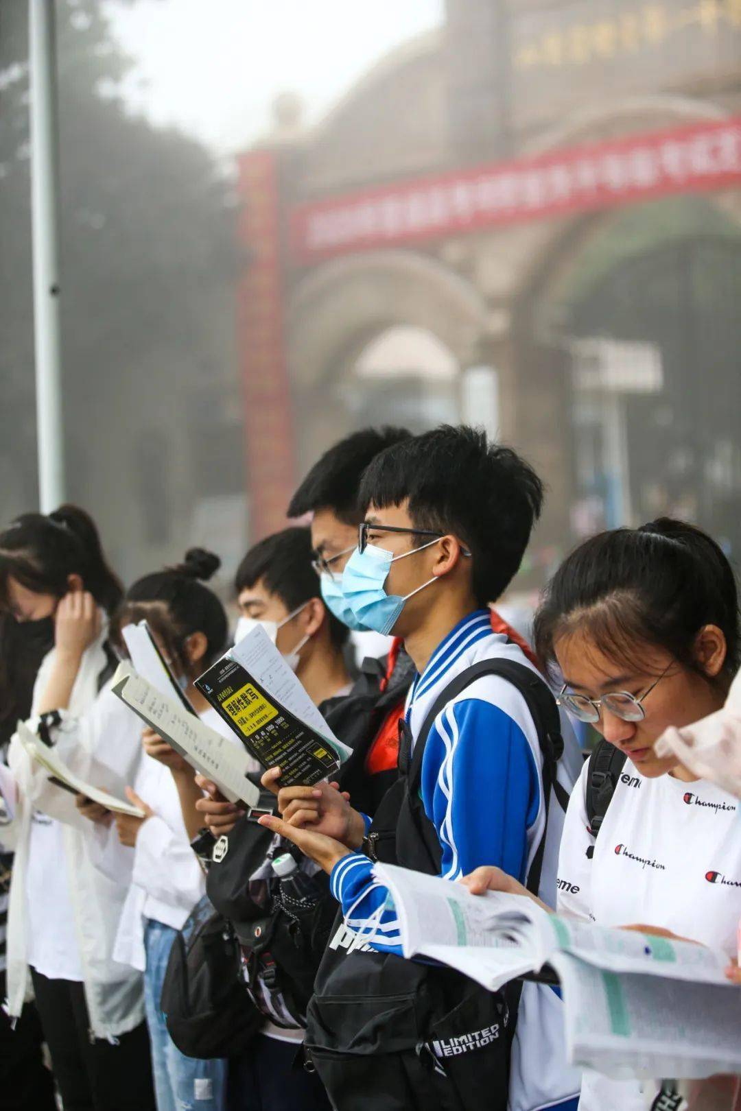 高考首日考场外的瞬间