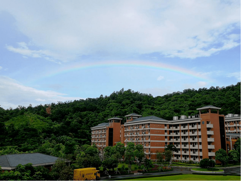 學校上空出現一道美麗的彩虹雨後中山市桂山中學迎來了一場微雨今天