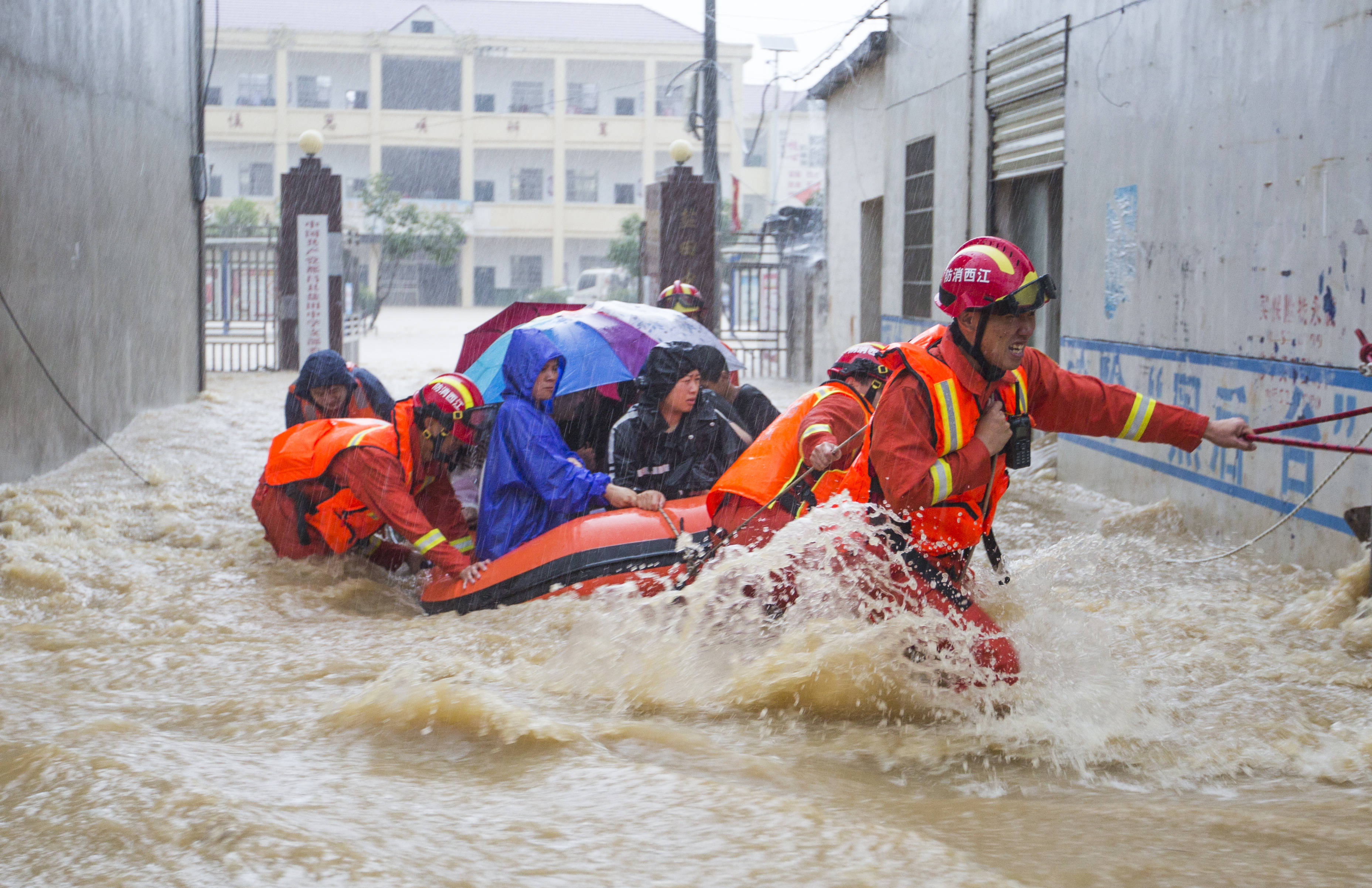 江西都昌遭暴雨袭击 400余名师生安全转移