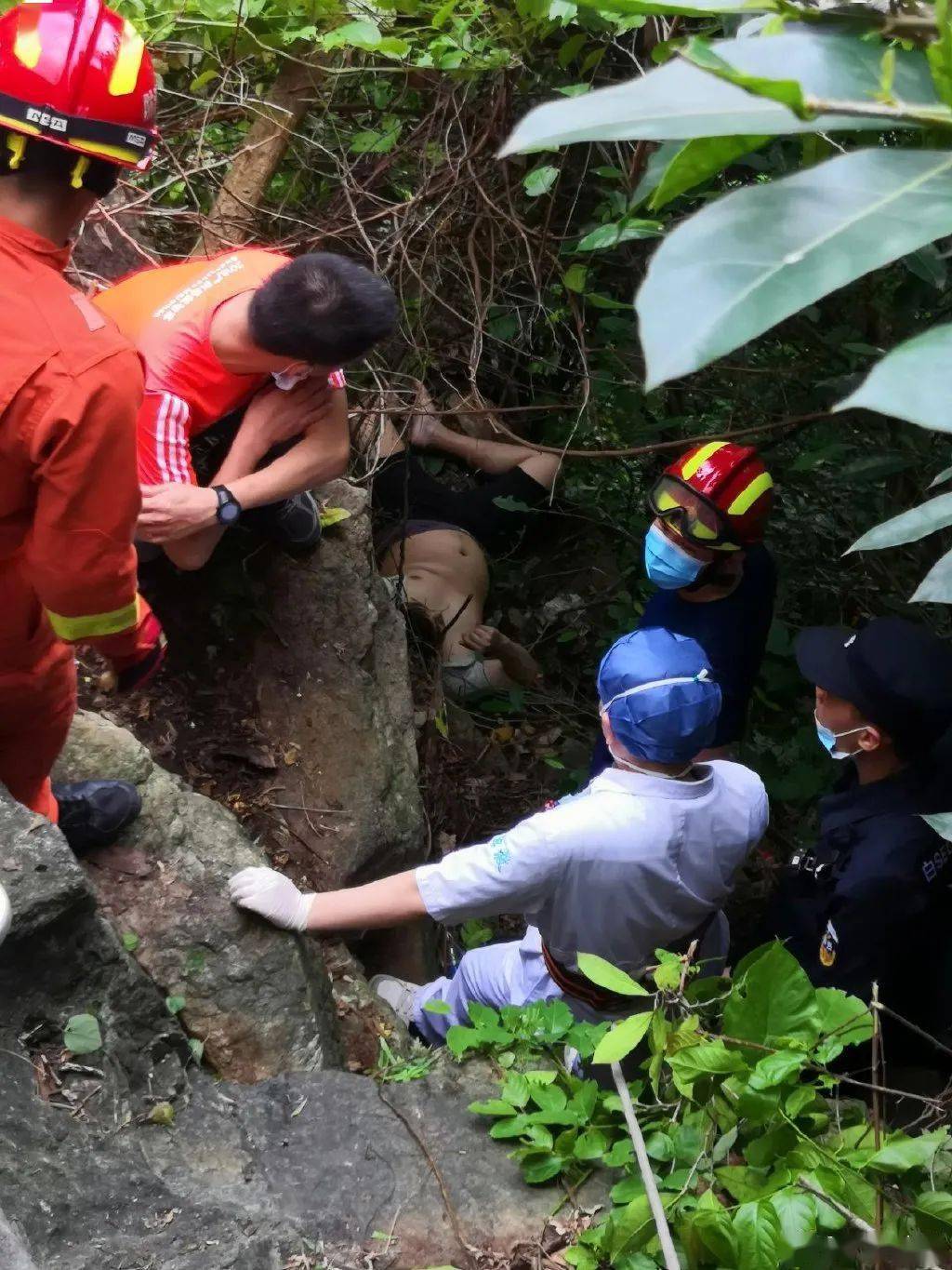 爬白云山拍照广州一大叔不慎坠崖差点丢了命